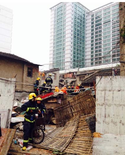 上海虹口区新港路一老式居民楼坍塌