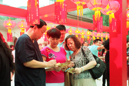 敢为人先 领跑中国地产
中信地产,作为中国首批具有一级开发资质房企,开创房地产开发先河,多项第一,领跑中国地产。继北京第一涉外写字楼——长安街国际大厦之后,再造京第一个智能化写字楼京城大厦,京销售榜首中信城——二环超百万平米航母级大盘也出自中信地产之手,中信地产还匠心打造北京未来500米第一高楼——中国尊,成为北京乃至中国新地标。