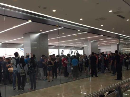 南京首家苹果直营店开业遭砸场 开发商高喊