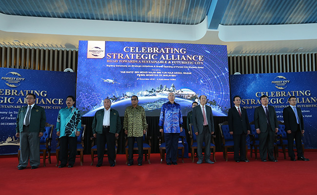 森林城市国际产能产业合作签约大会出席嘉宾合影。马来西亚总理纳吉布（中）、碧桂园集团董事局主席杨国强（右四）、中国驻马来西亚大使黄惠康（右三）、碧桂园集团总裁莫斌（右二）。