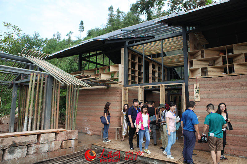 近300大学生川西农村建民宿 搬砖扶贫多方共