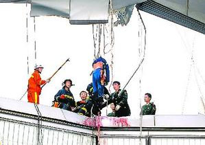 160米处吊篮脱落 三工人高空坠亡