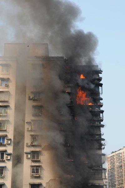 重庆29层居民楼发生火灾 现场浓烟滚滚 (6)
