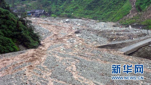 组图:四川汶川地震重灾区暴雨引发泥石流 (5)